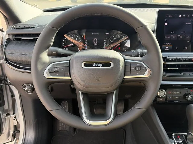 New 2026 Silver Zynith Metallic Clear-Coat Exterior Paint Jeep Latitude image 27