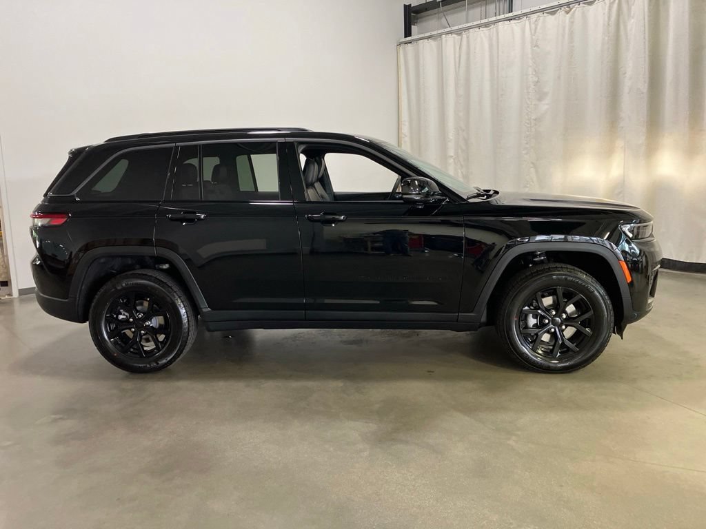 New 2026 Diamond Black Crystal Pearl-Coat Exterior Paint Jeep Laredo Altitude image 28