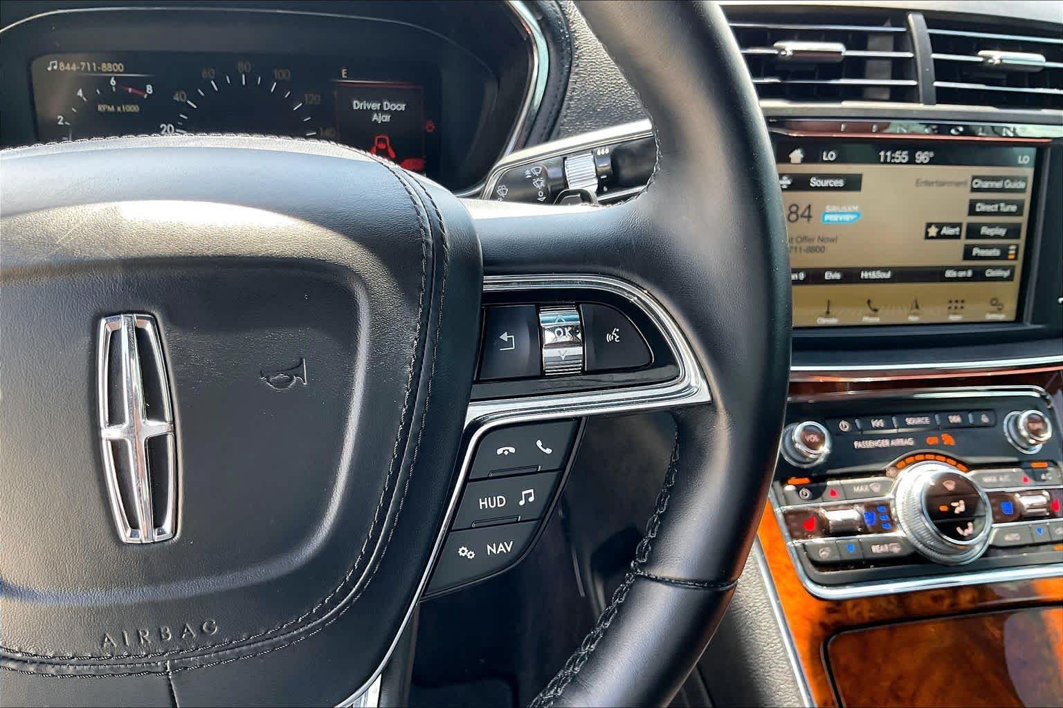 Used 2018 White Platinum Tri-Coat Lincoln Reserve image 24