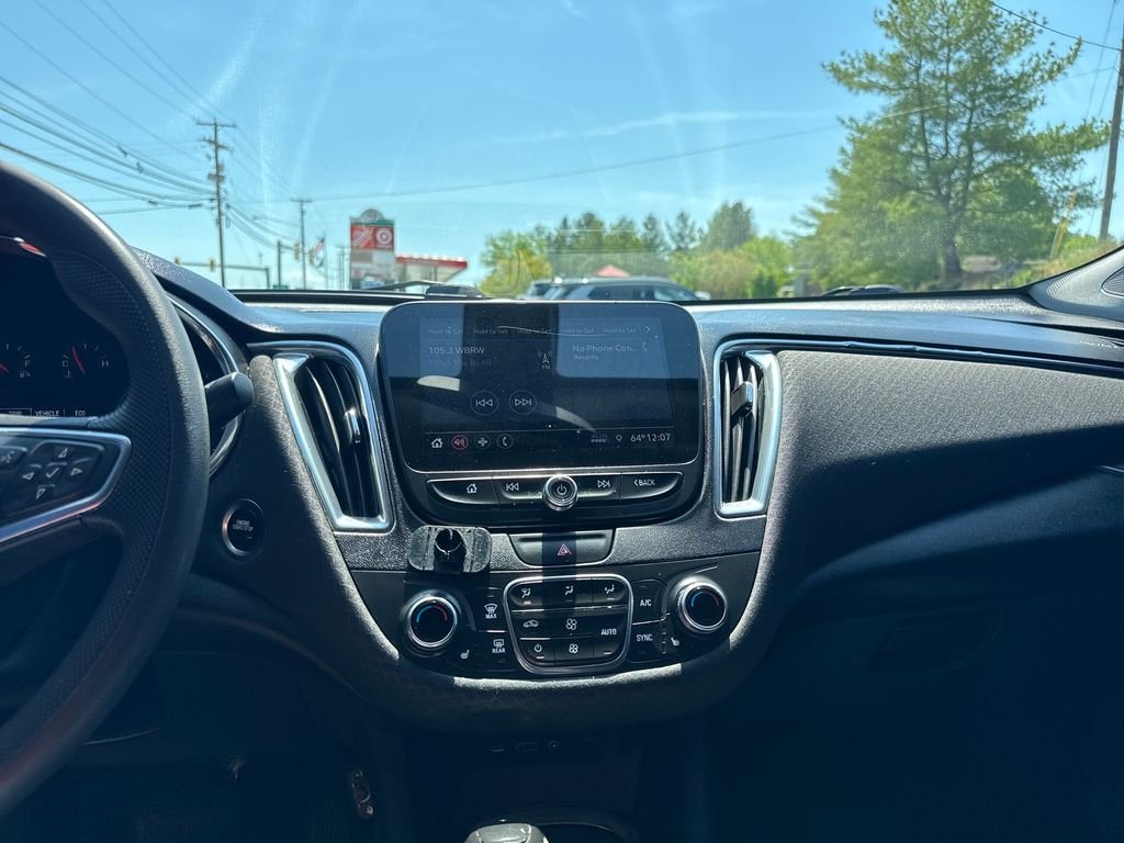 Used 2019 Silver Chevrolet LT image 19