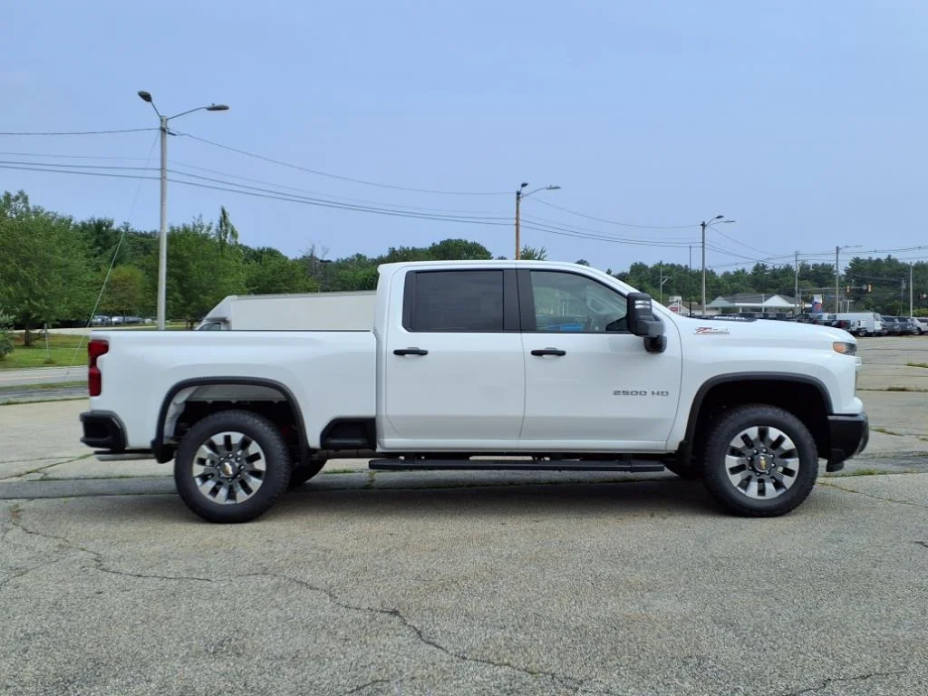 2025 Chevrolet Silverado 2500 HD Custom - Photo 2