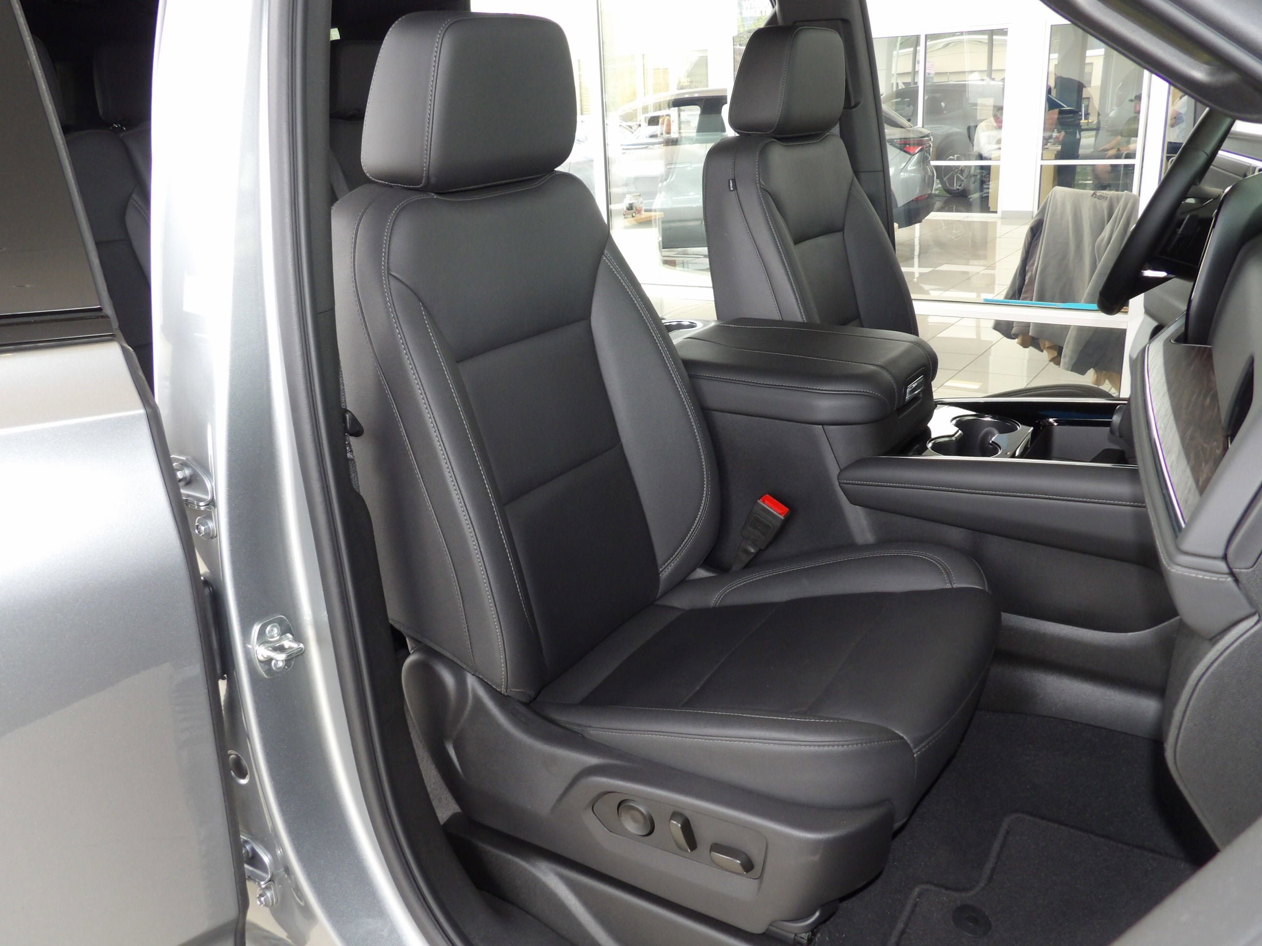2025 Chevrolet Suburban Z71 - Photo 26