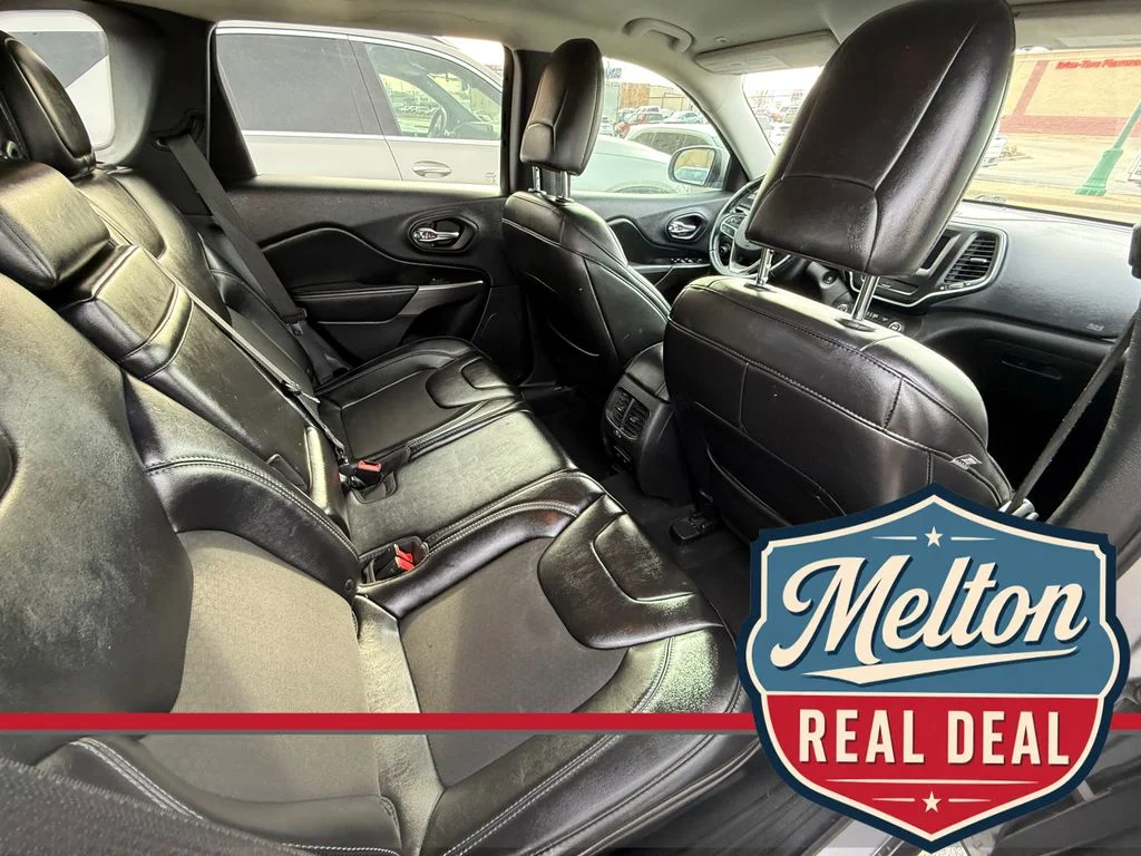 Used 2019 Silver Jeep Latitude Plus image 13