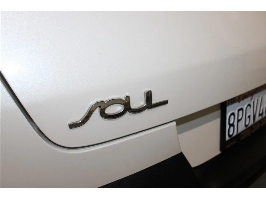 Used 2020 Snow White Pearl Kia LX image 17