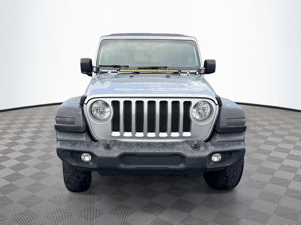 Used 2018 Silver Jeep Unlimited Sport S image 2