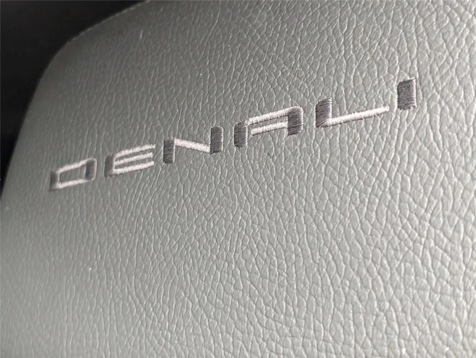 Used 2023 White Frost Tricoat GMC Denali image 14