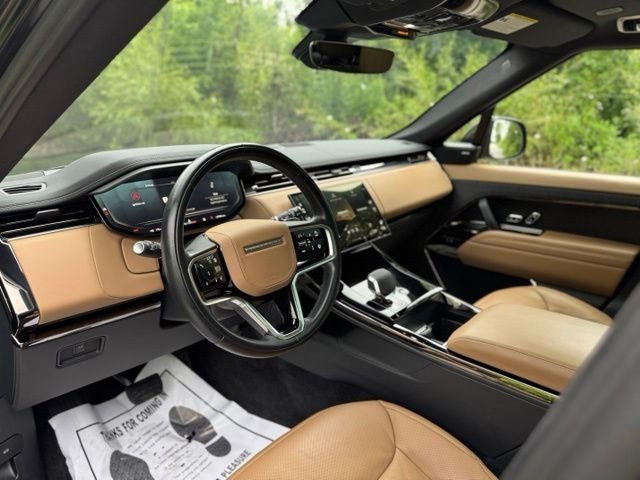 Used 2025 Santorini Black Metallic Land Rover SE image 9