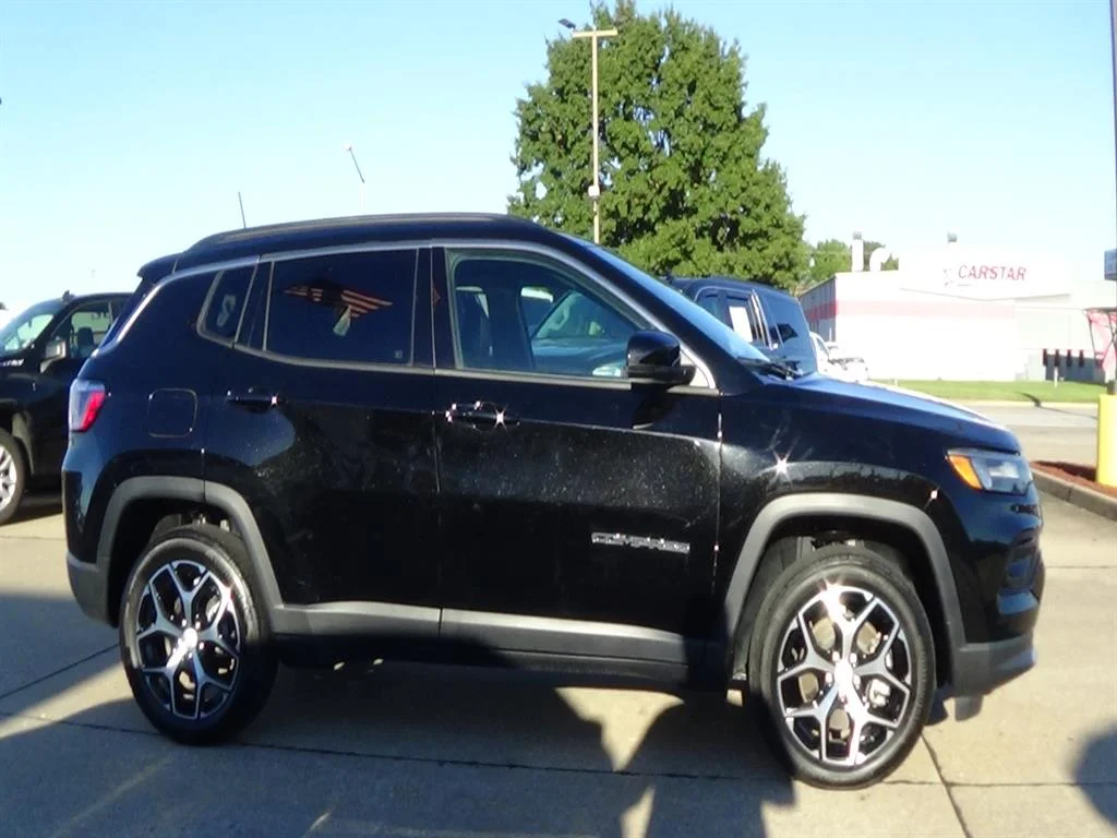 Used 2024 Diamond Black Crystal Pearl Coat (pxj) Jeep Limited image 5