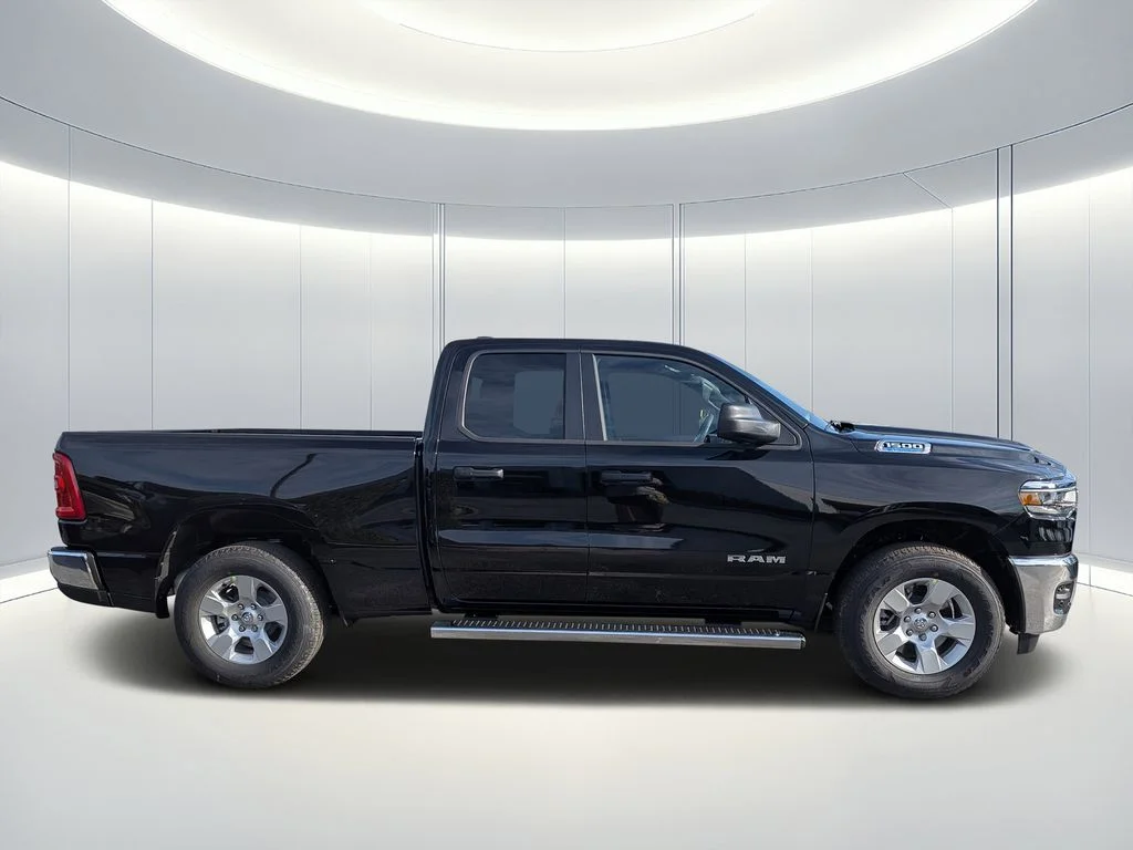 New 2026 Diamond Black Crystal Pearl-Coat Exterior Paint RAM Tradesman image 3