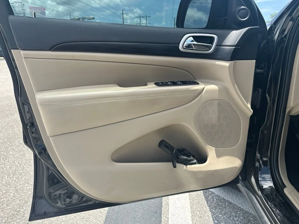 Used 2020 Diamond Black Jeep Laredo E image 25