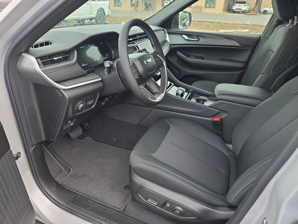 New 2026 Silver Zynith Exterior Paint Jeep Laredo X image 10