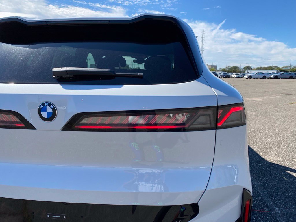 New 2027 Mineral White Metallic BMW 40 xDrive image 5