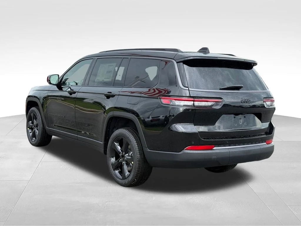 New 2026 Diamond Black Crystal Pearl-Coat Exterior Paint Jeep Limited image 3