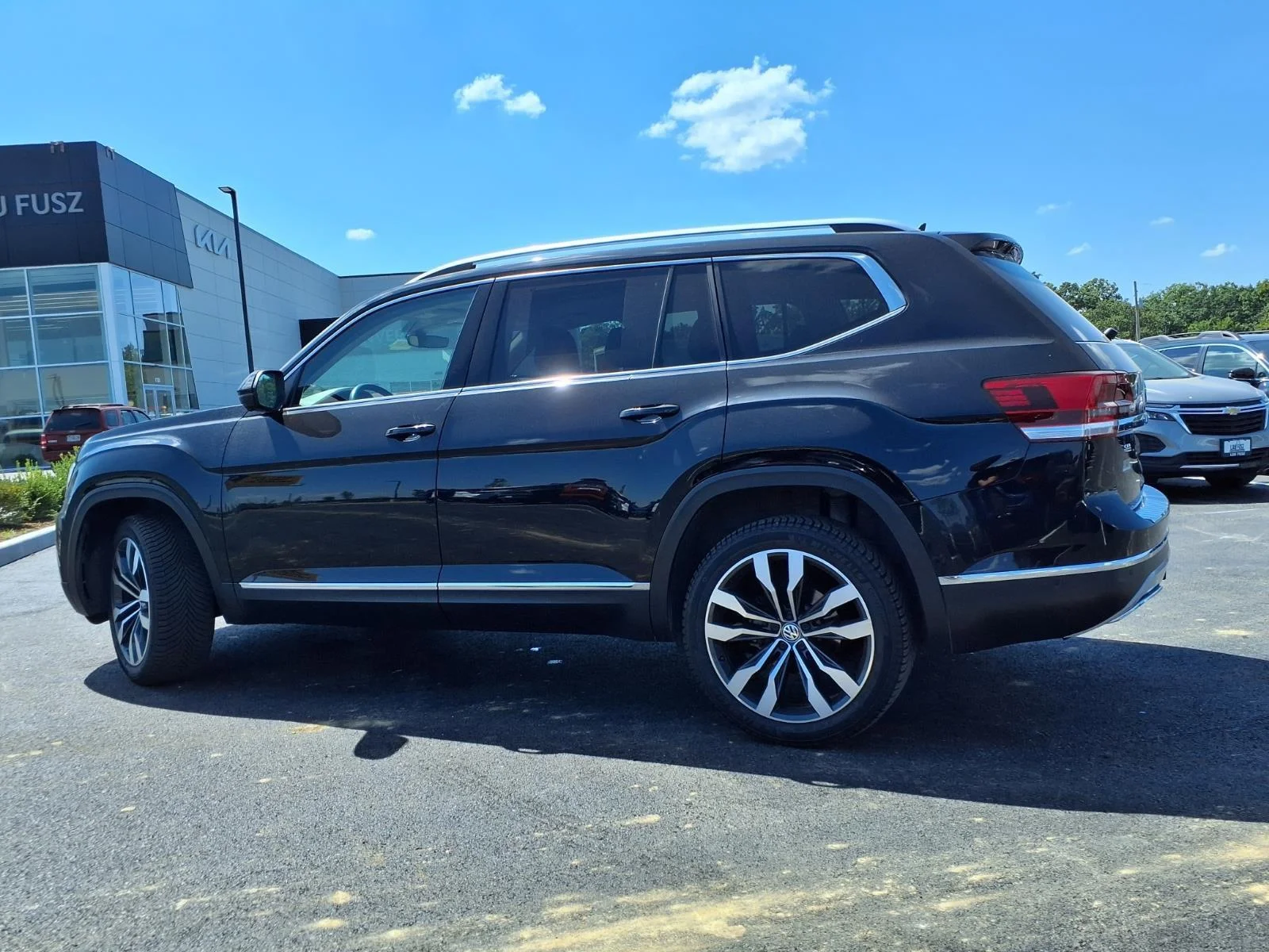 Used 2019 Deep Black Pearl Volkswagen 3.6L V6 SEL Premium image 34