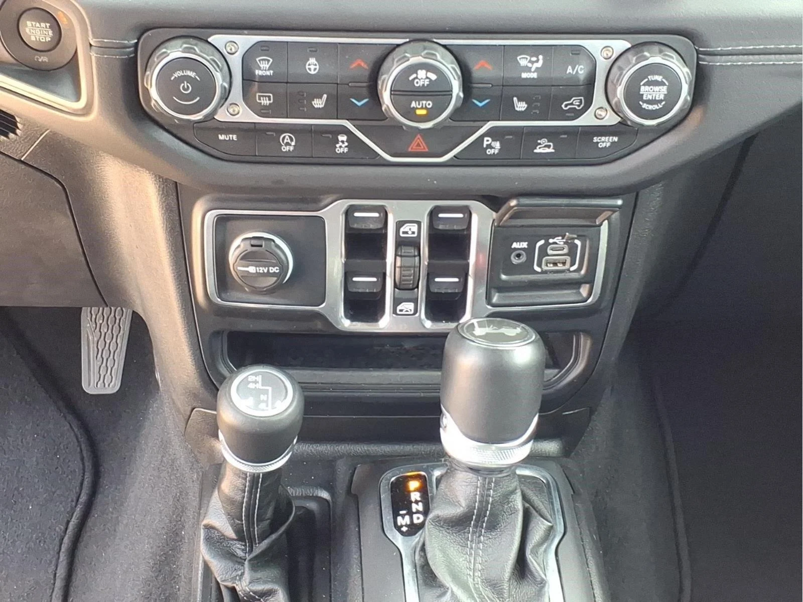 Used 2025 Granite Crystal Metallic Clearcoat Jeep Sahara image 15