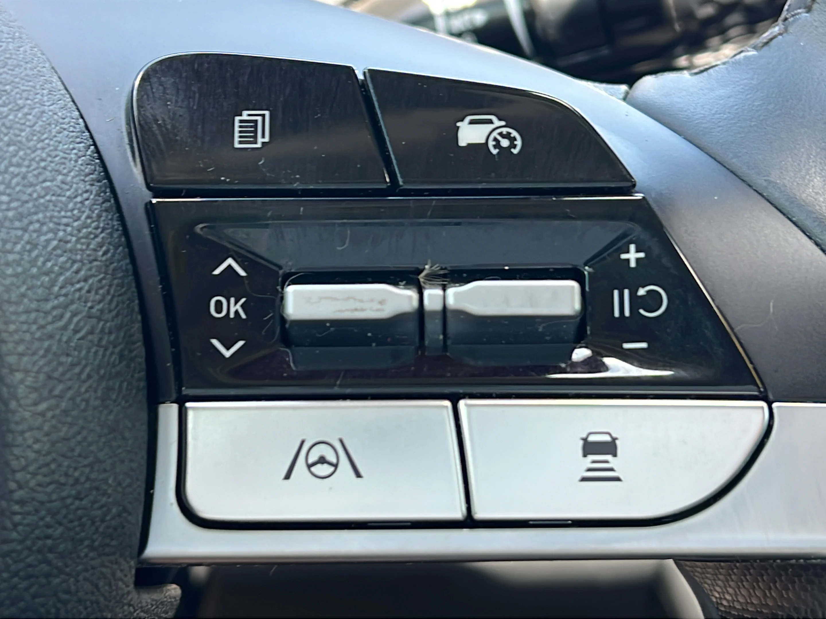 Used 2024 Fluid Metal Hyundai Limited image 21
