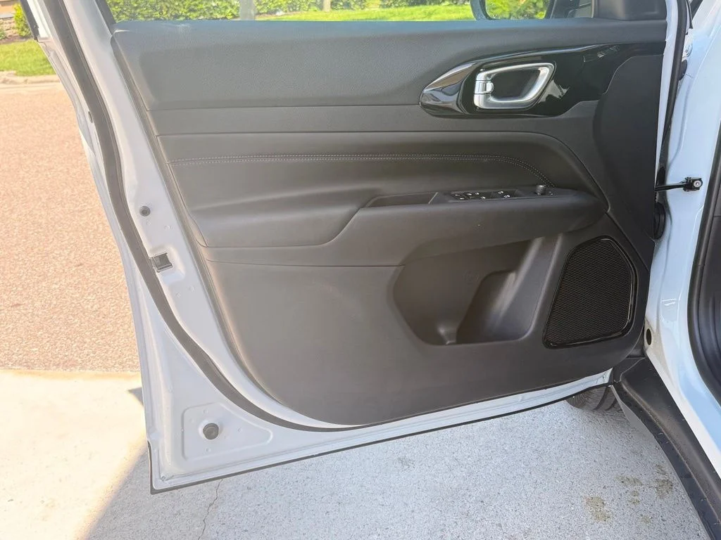 New 2026 Bright White Clear-Coat Exterior Paint Jeep Limited Altitude image 28