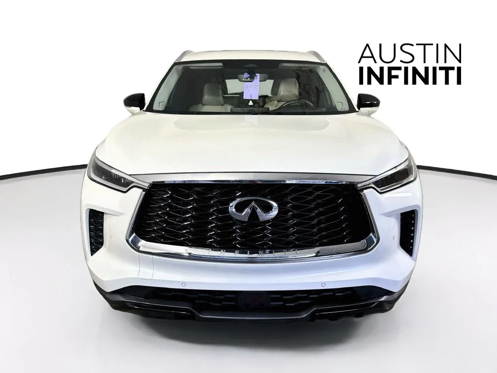 Certified Used 2024 White INFINITI LUXE image 4