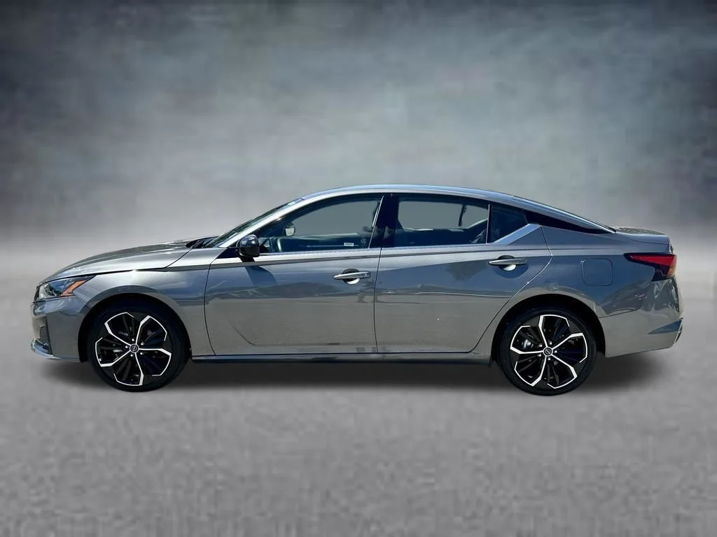 Used 2025 Gray Nissan 2.5 SR image 9
