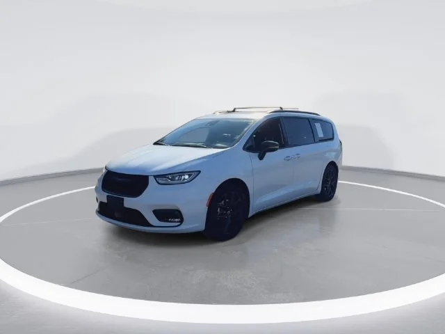 Used 2025 White Chrysler Limited image 8