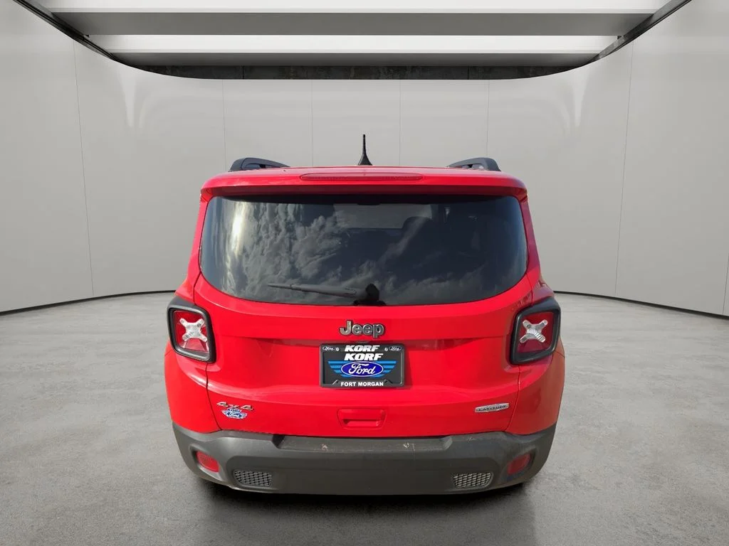 Used 2022  Jeep Latitude image 4