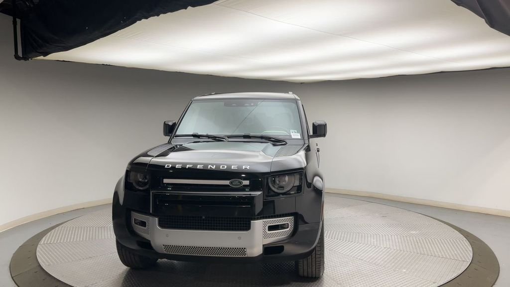 Used 2024 Santorini Black Metallic Land Rover S image 7