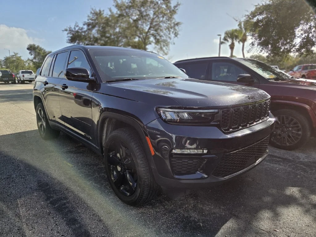 Used 2024 Midnight Sky Jeep Limited image 2