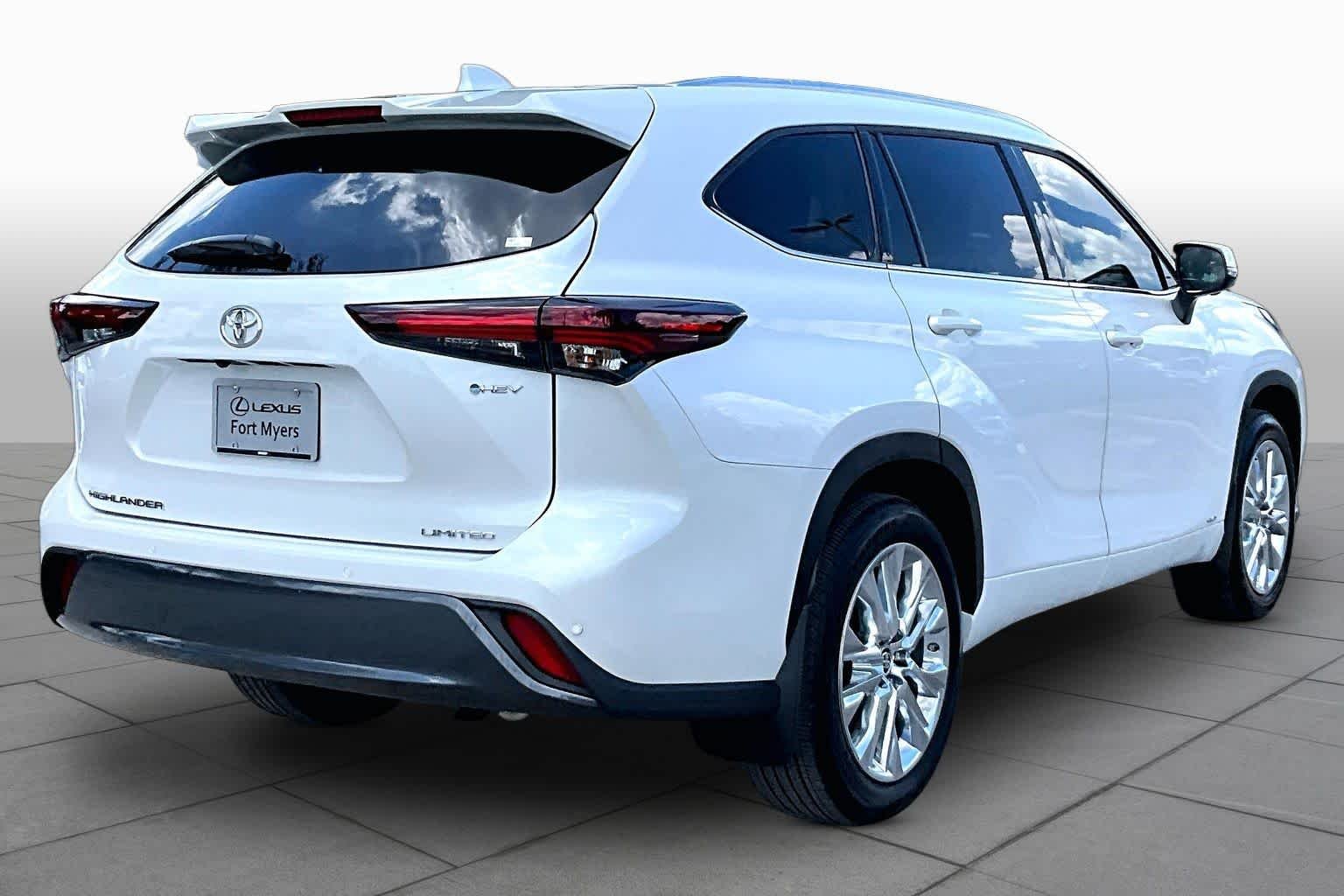 Used 2025 Wind Chill Pearl Toyota Hybrid Limited image 13