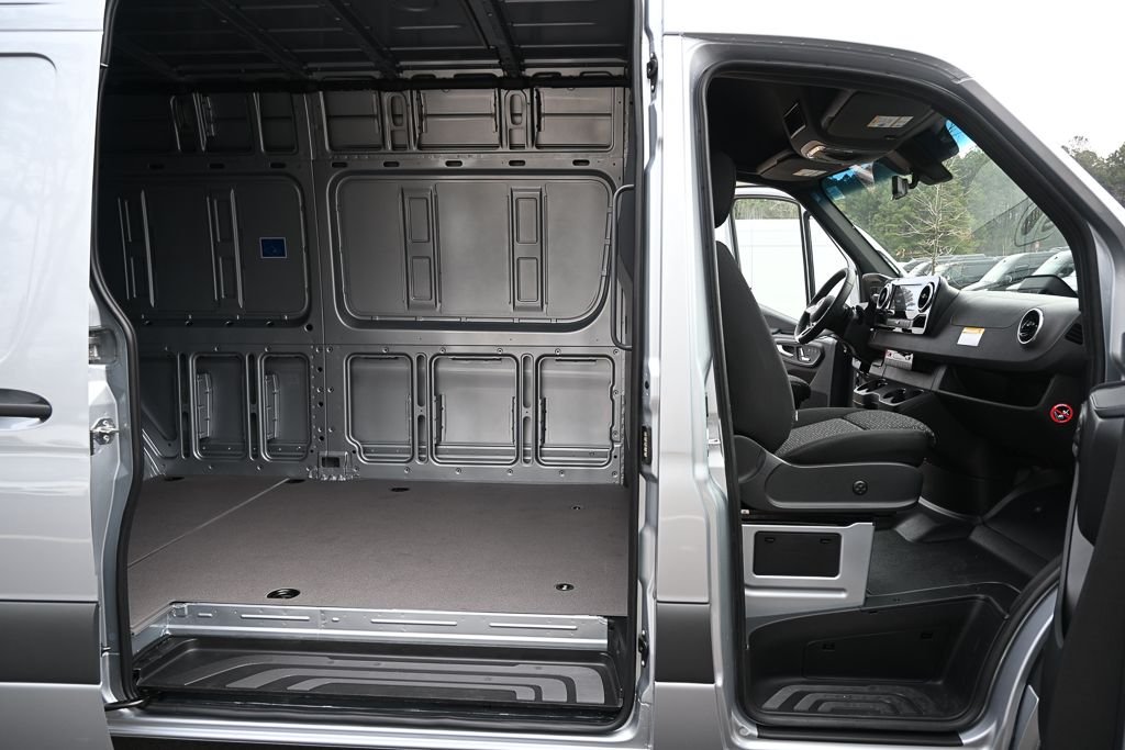Used 2026 High-tech silver metallic Mercedes-Benz Cargo 170 WB image 22