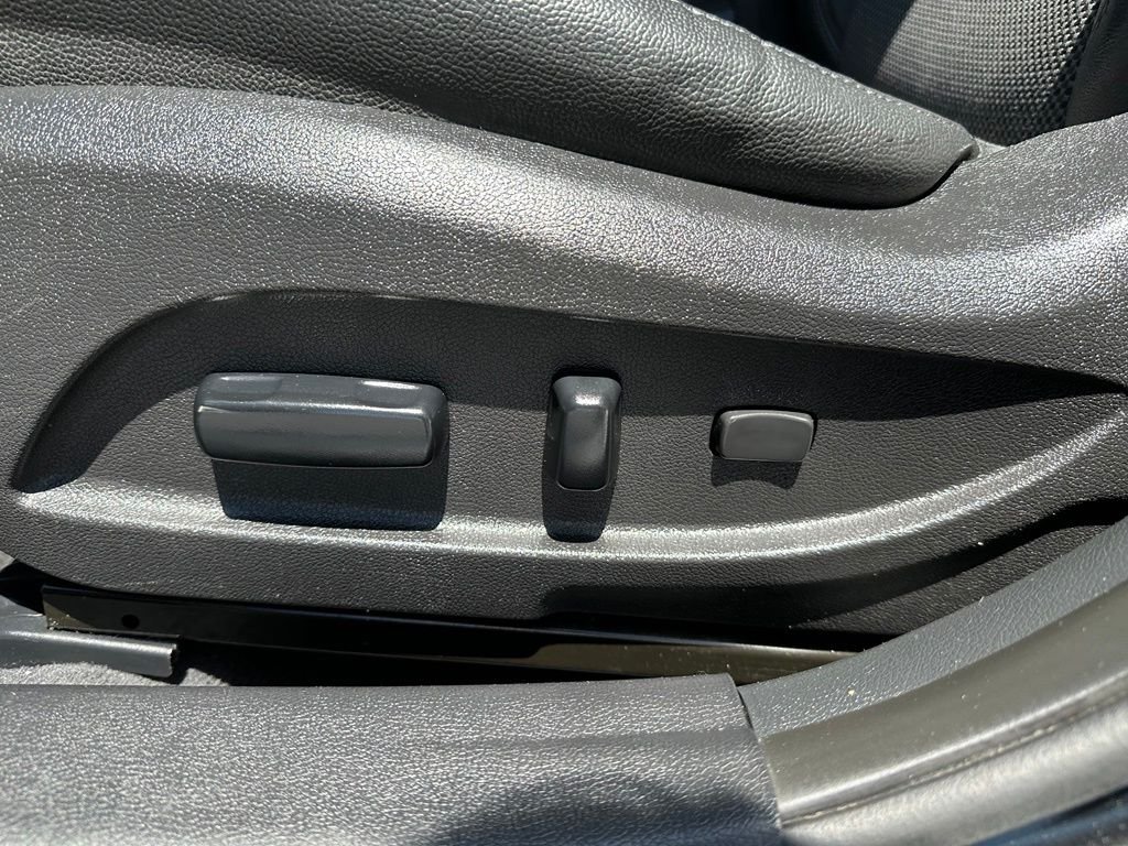 Used 2012 Black Hyundai SE image 11