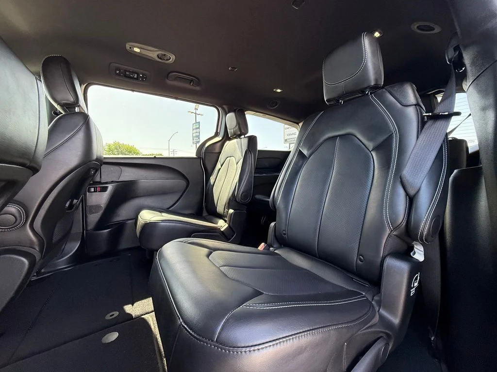 Used 2025 White Chrysler Select image 33