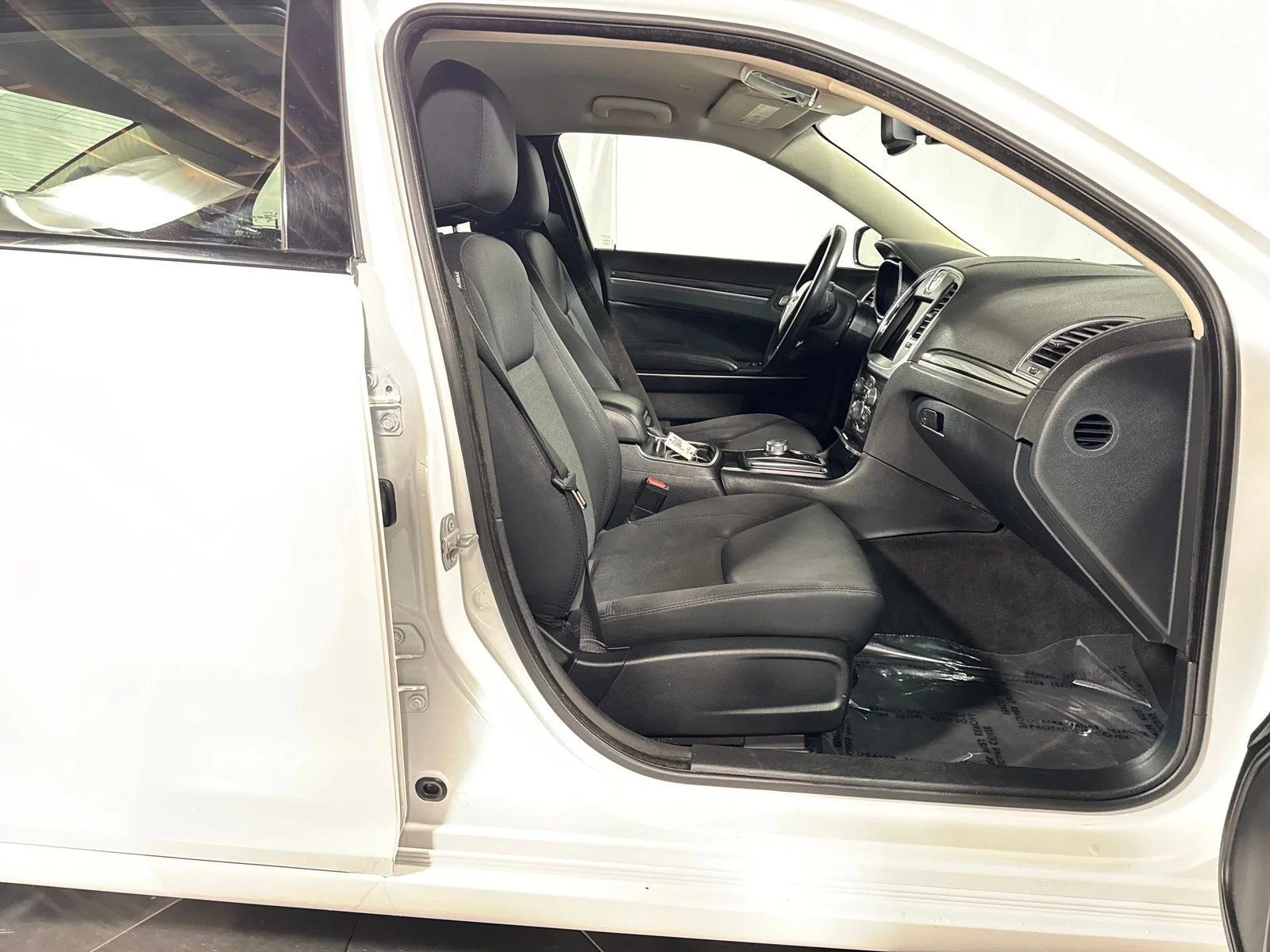 Used 2018 Bright White Clearcoat Chrysler Touring image 15