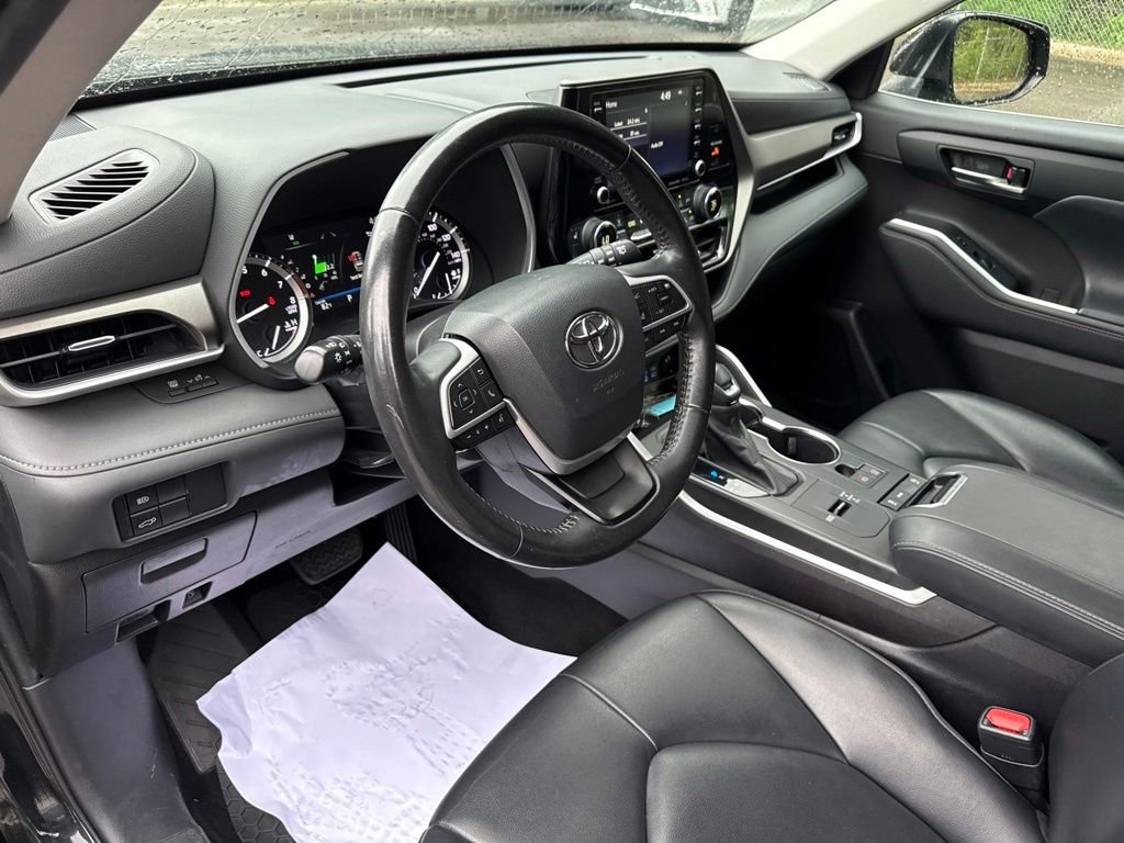 Used 2022 Black Toyota XLE image 9