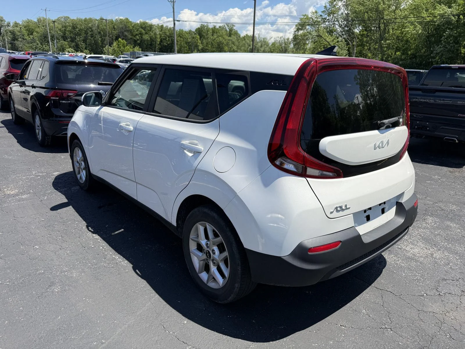 Used 2022 Snow White Pearl Kia  image 3