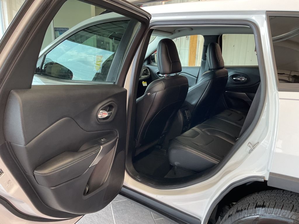 Used 2022 White Jeep Latitude Lux image 27