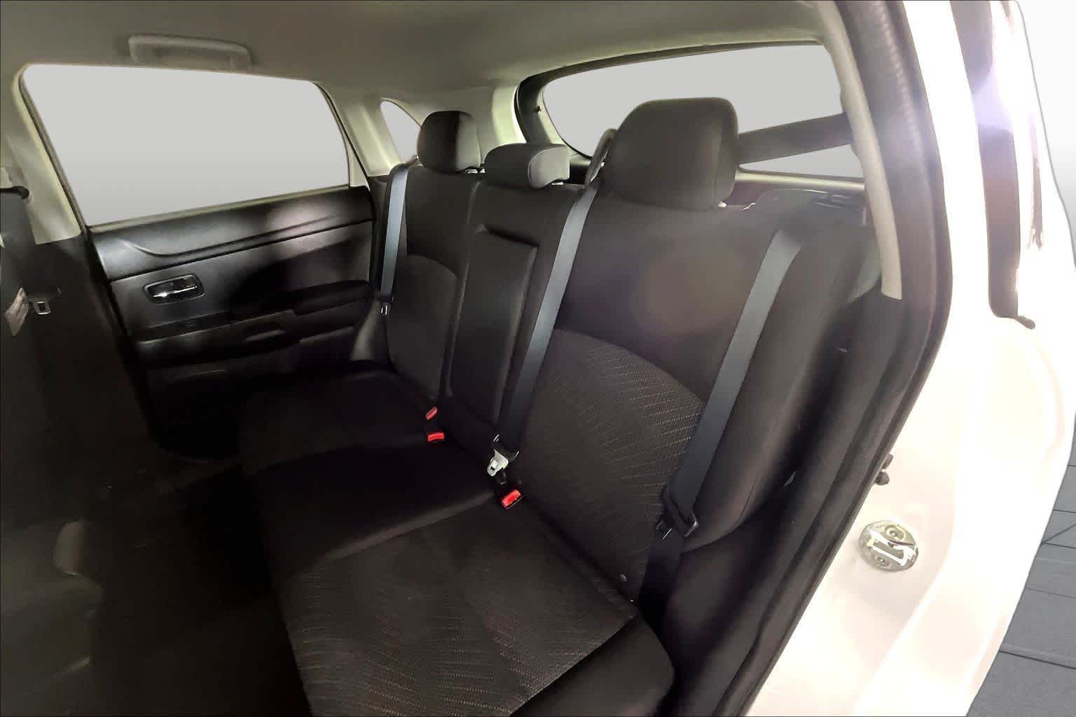 Used 2015 White Pearl Mitsubishi SE image 18