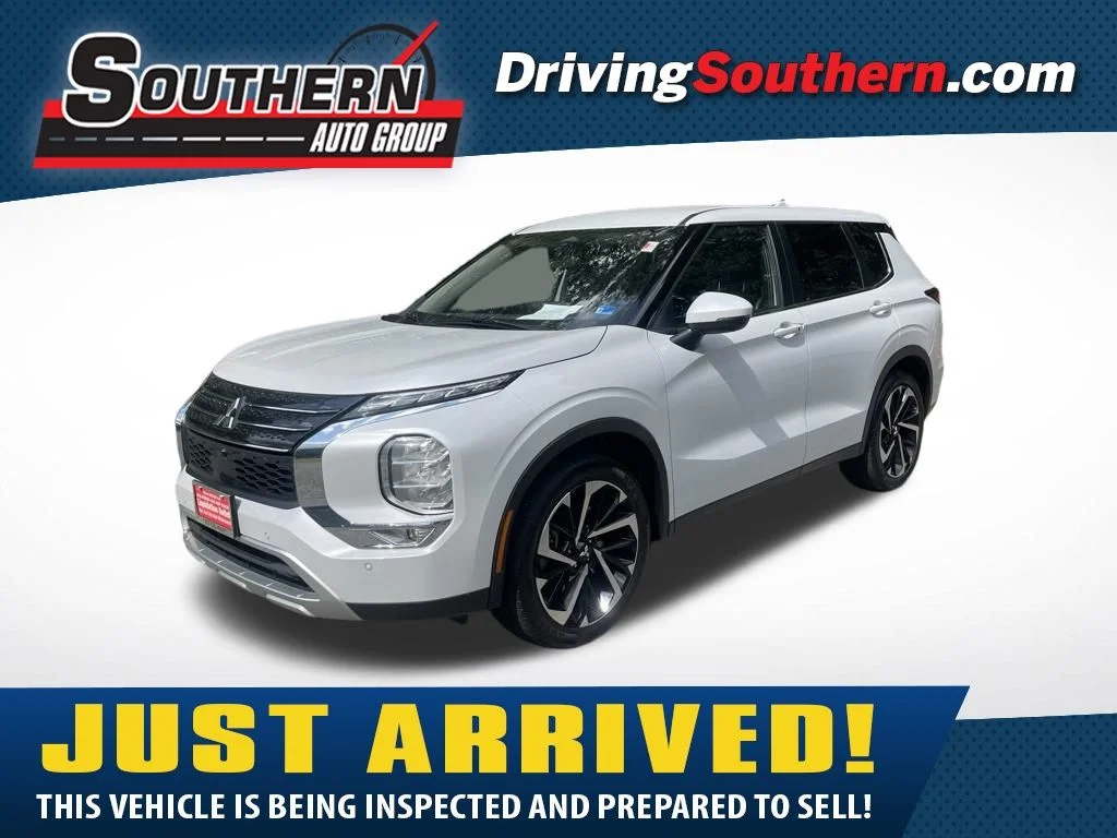 Used 2024 White Mitsubishi SE image 1