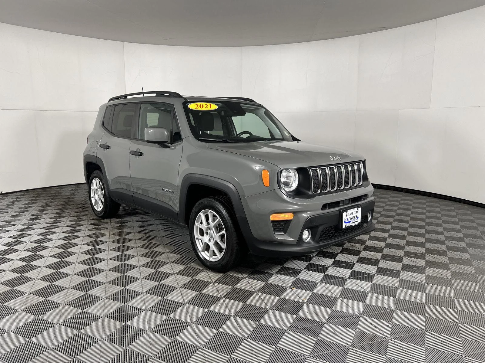 Used 2021  Jeep Latitude image 23