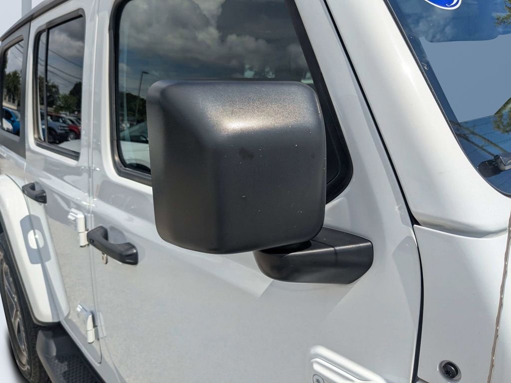 Used 2023 White/off-white Jeep Sahara image 11