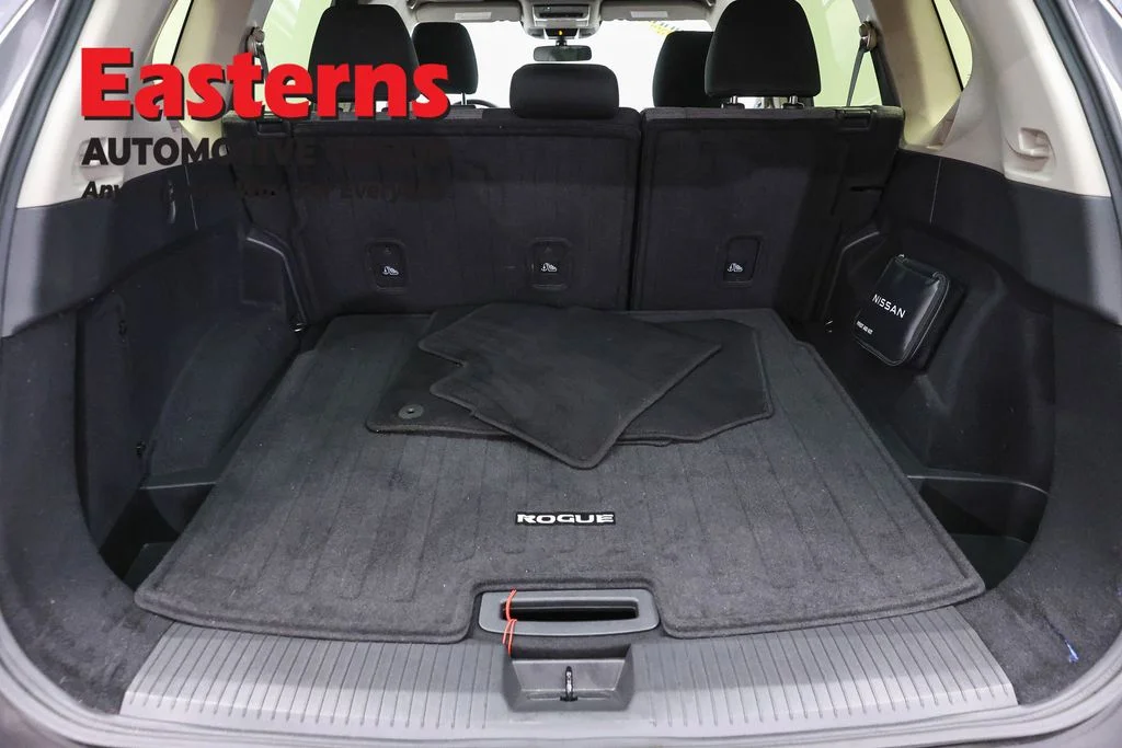 Used 2023 Gray Nissan SV image 9