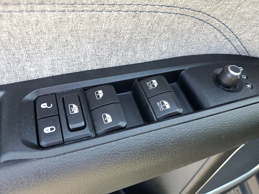 Used 2022 Granite Crystal Metallic Clear Coat Jeep Latitude image 21