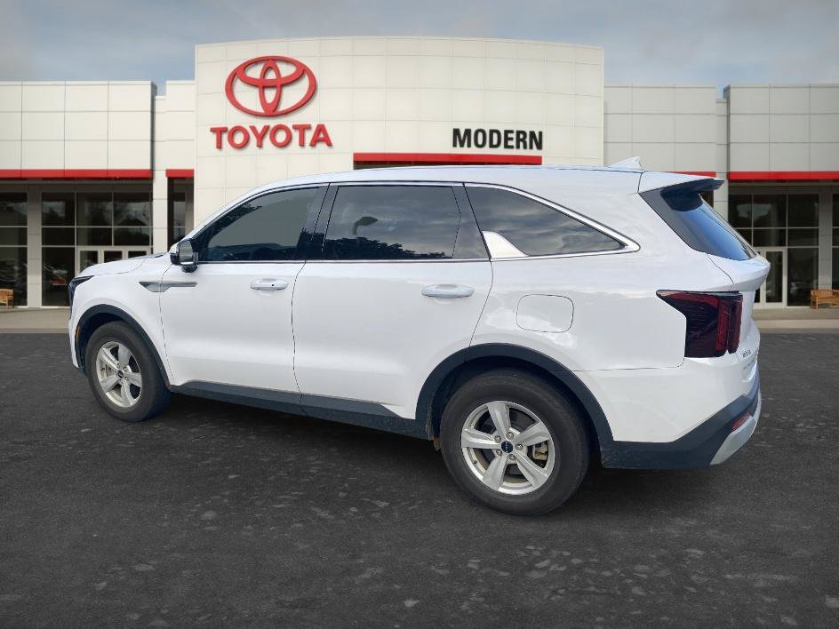 Used 2025 Glacial White Pearl Kia LX image 19