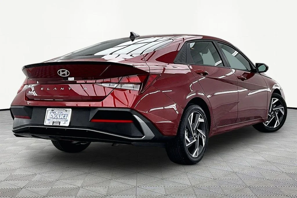 Used 2025 Red Hyundai SEL Sport image 2