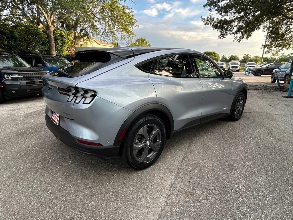 Used 2022 Ice Blue Ford Select image 4