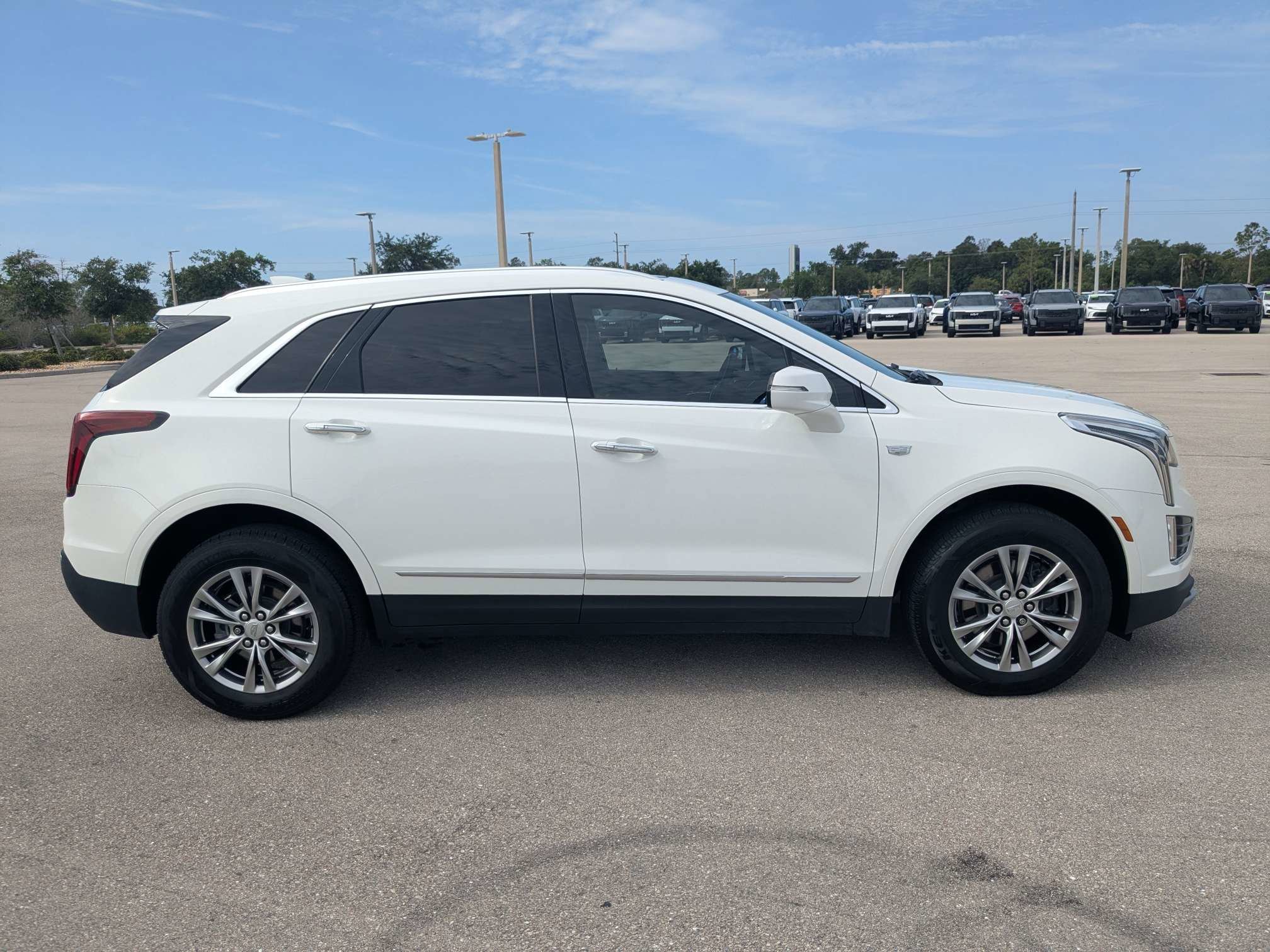 Used 2022 Mary Kay Pearl Tri-Coat Cadillac FWD Premium Luxury image 4