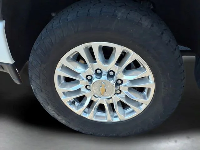 Used 2022 Iridescent Pearl Tricoat Chevrolet High Country image 19