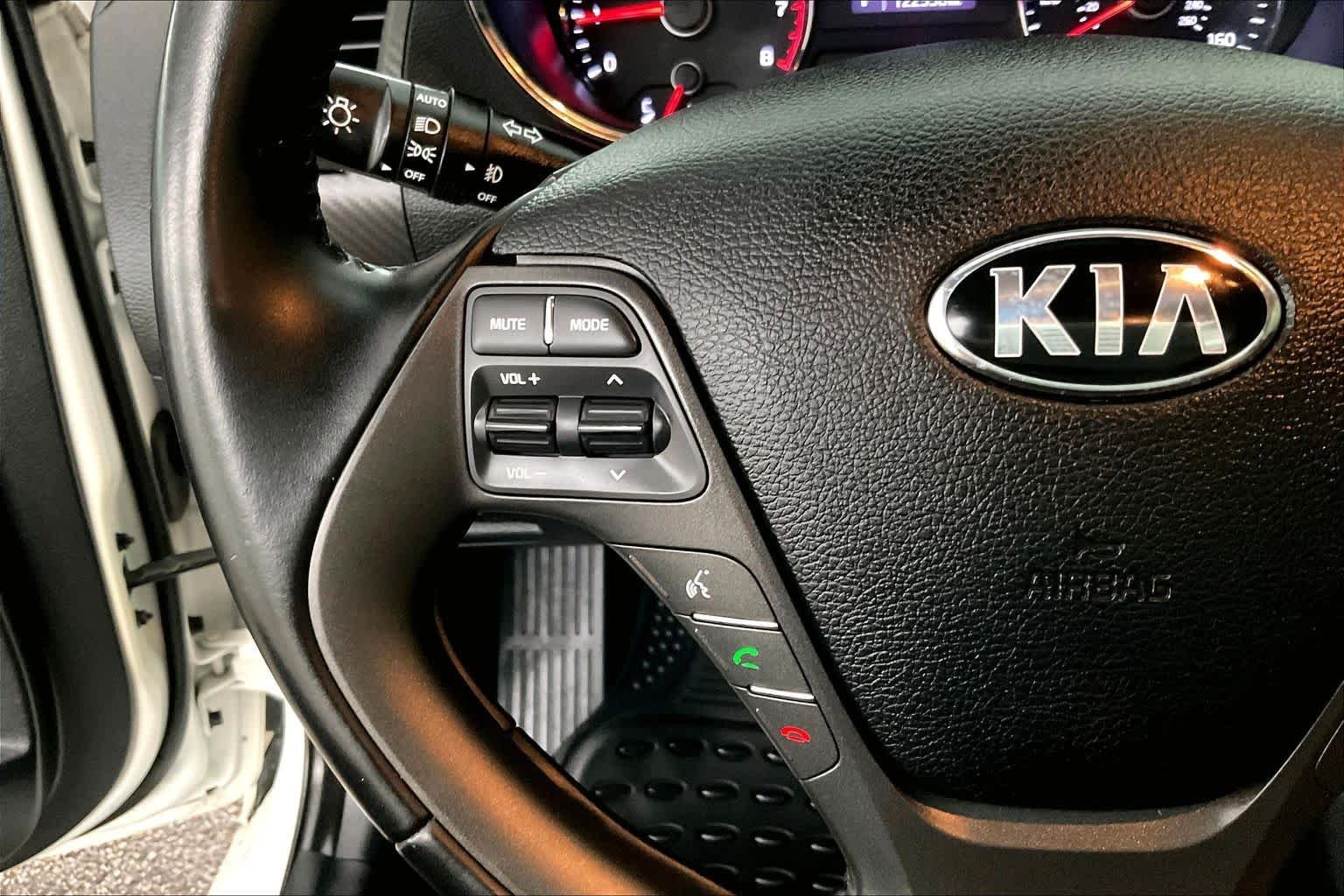 Used 2016 Snow White Pearl Kia EX image 20