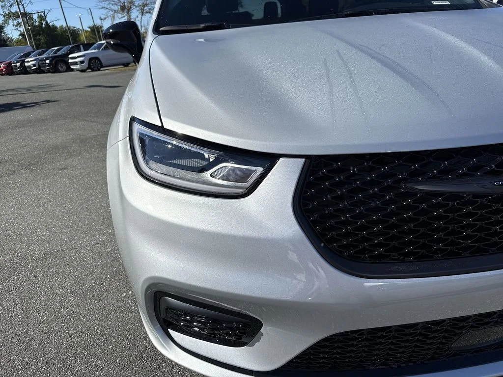 2026 Chrysler Pacifica Limited - Photo 9