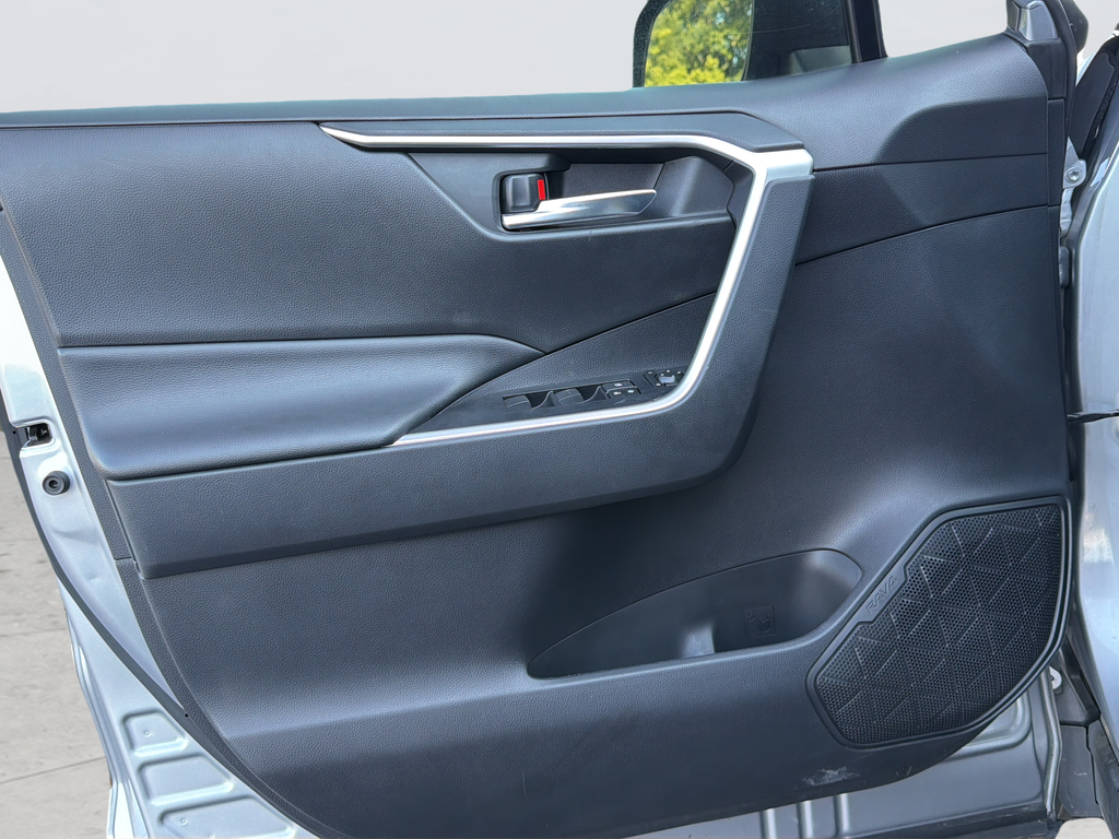 Used 2020 Silver Toyota XLE image 41