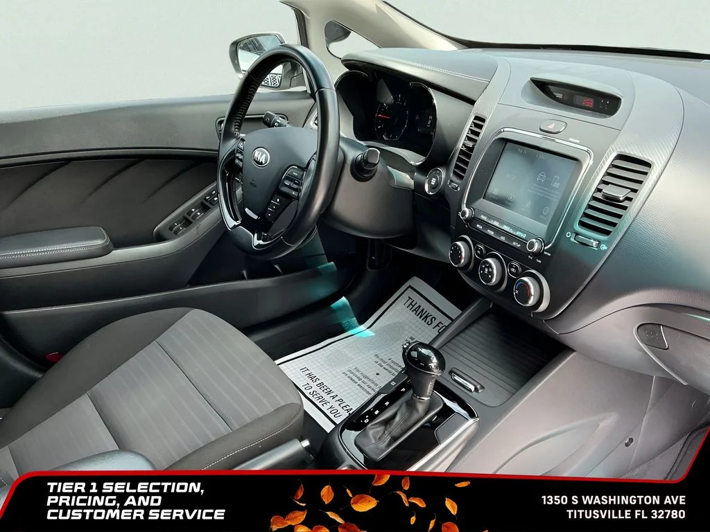 Used 2017 White Kia S image 19